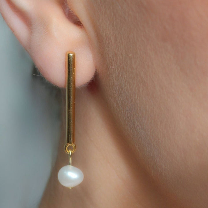 Viv Drop Bar Stud with Pearl, Gold