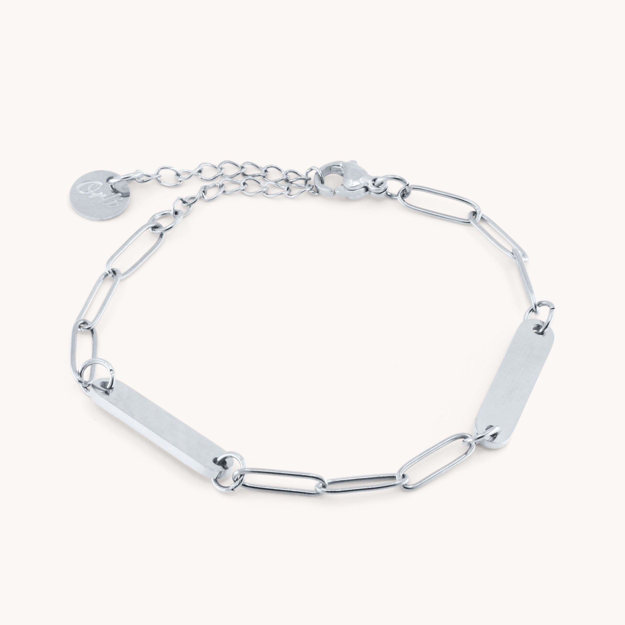 Silver paperclip chain bracelet with bar links in stainless steel – waterproof & tarnish-free.