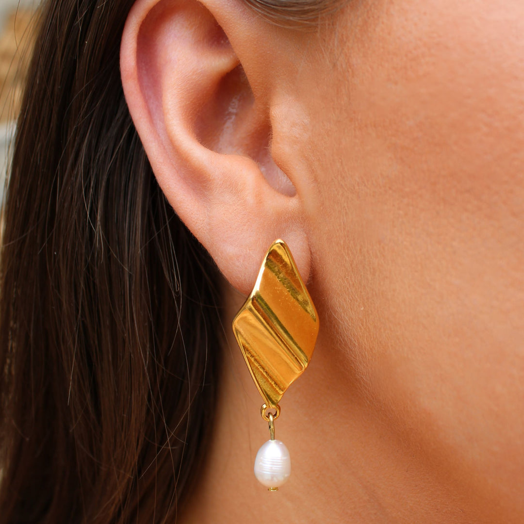 Suvi Wavy Pearl Studs, Gold