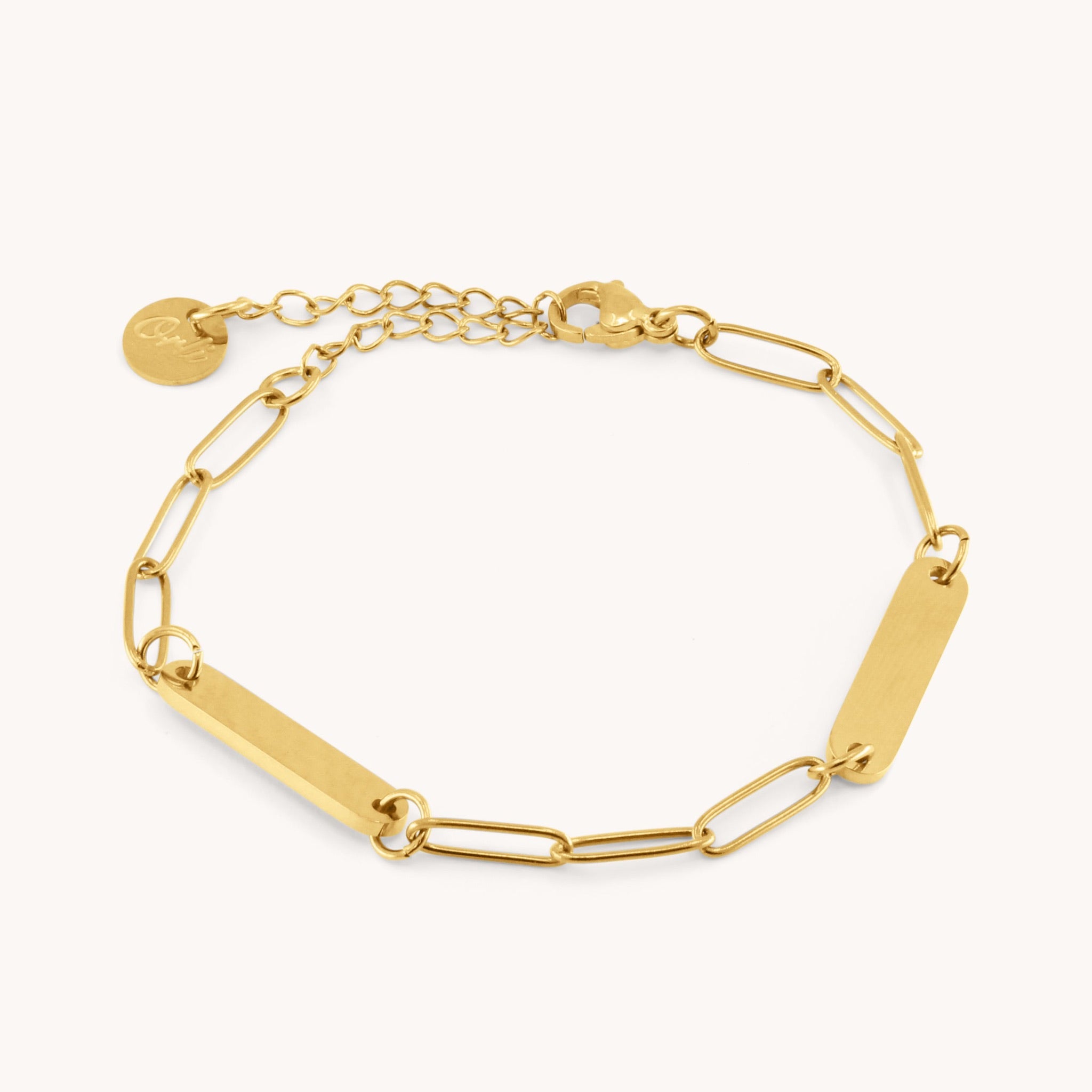 Gold paperclip chain bracelet with double bar links in 18k gold-plated stainless steel – waterproof & tarnish-free.