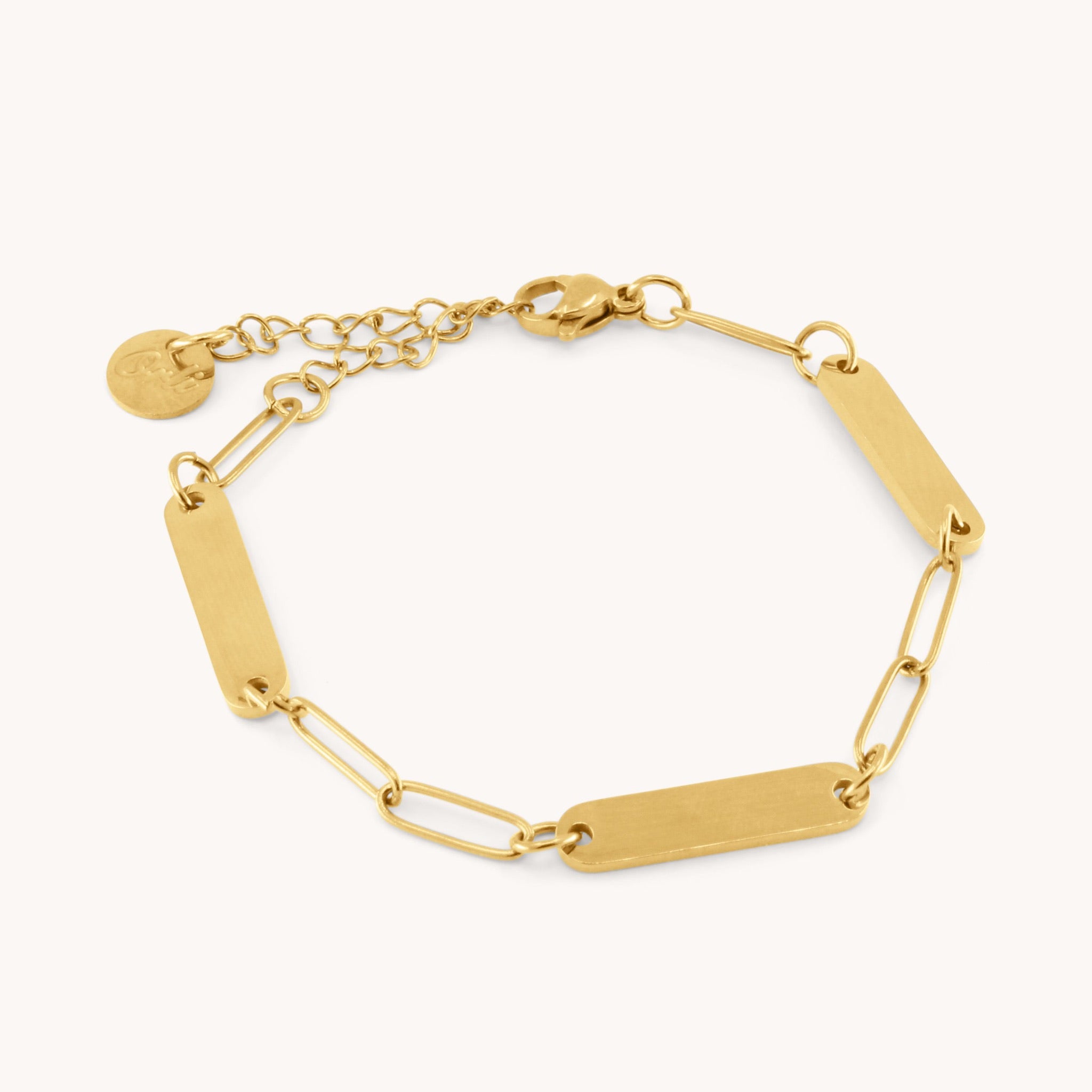 Gold paperclip chain bracelet with polished bar links in 18k gold-plated stainless steel – waterproof & tarnish-free.
